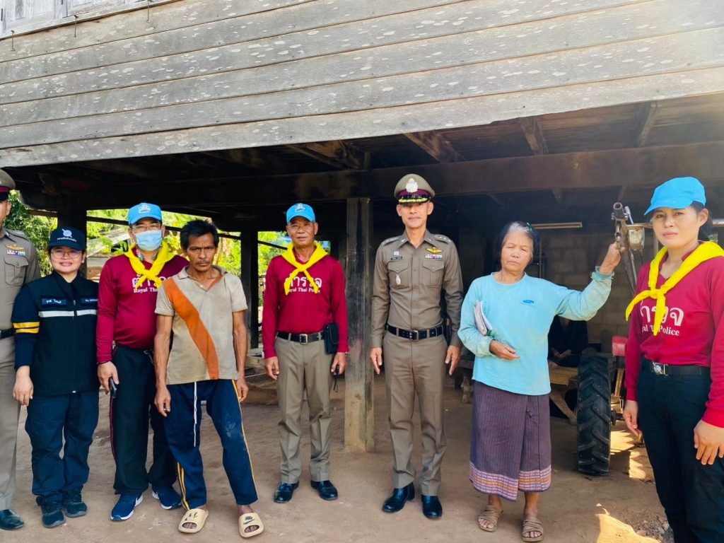 พันตำรวจเอกจักรทิพย์   กูลพฤกษี  ผู้กำกับการสถานีตำรวจภูธรหนองแสง มอบหมายให้ พ.ต.ท.ภูตะวัน  มูลเมือง รอง ผกก.ป.สภ.หนองแสงร่วมกับฝ่ายปกครอง อบรมข้าราชการและประชาชน ในพื้นที่ เรื่องเสริมสร้างคุณธรรมและความโปร่งใส การต่อต้านการทุจริต และต่อต้านการรับสินบน